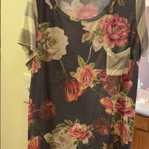 Flower shirt with a striped pocket